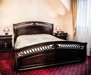 Отель Hotel Groman Сенкоцин Люкс с кроватью размера "queen-size" и гидромассажной ванной-1